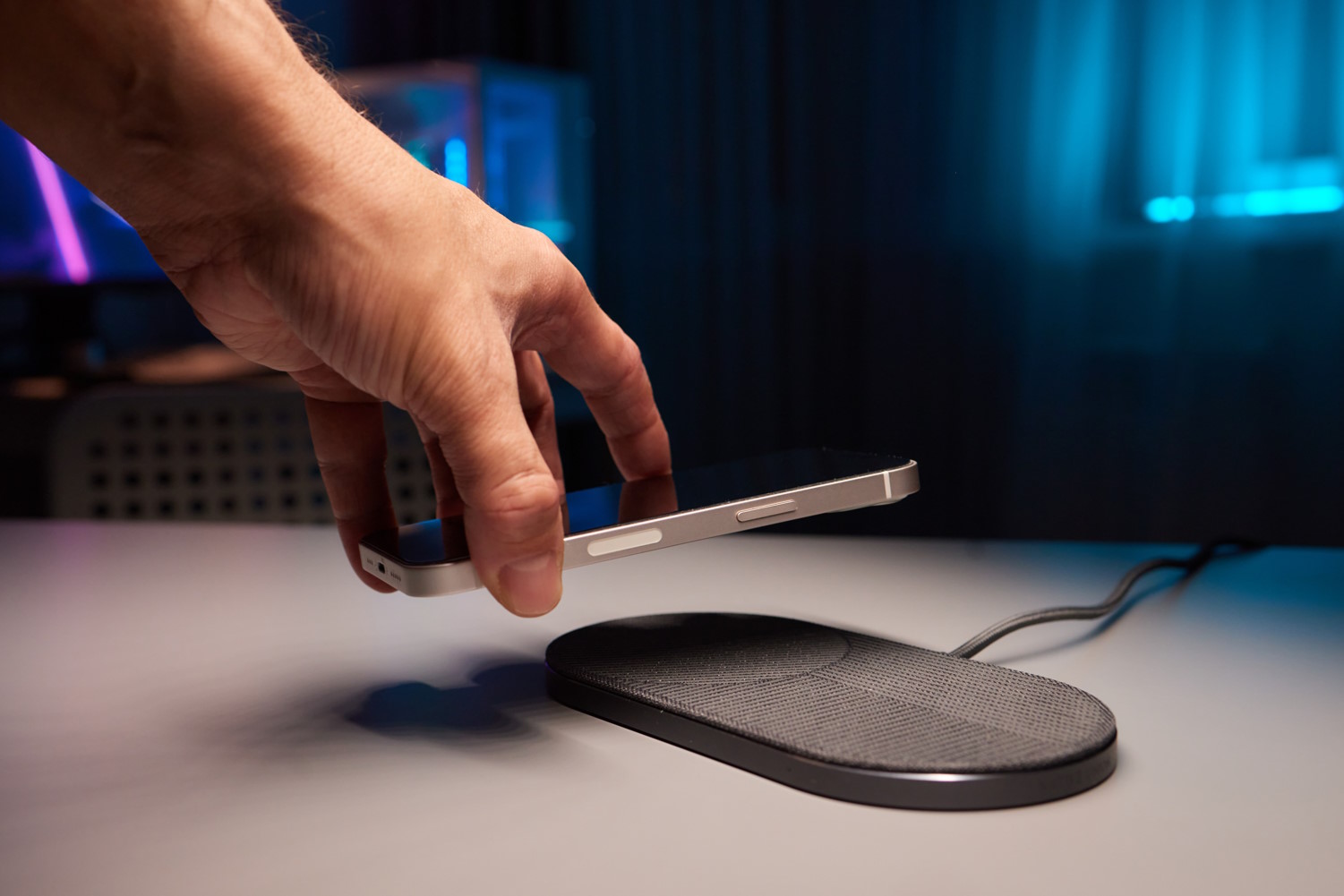 hombre pone un smartphone en un cargador inalámbrico